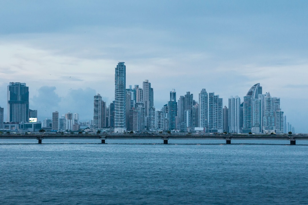 Descubre las oportunidades de inversión en Panamá, tu puerta al extranjero desde República Dominicana
