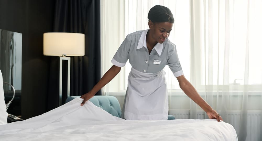 La calidad del servicio hotelero comienza con limpieza profesional